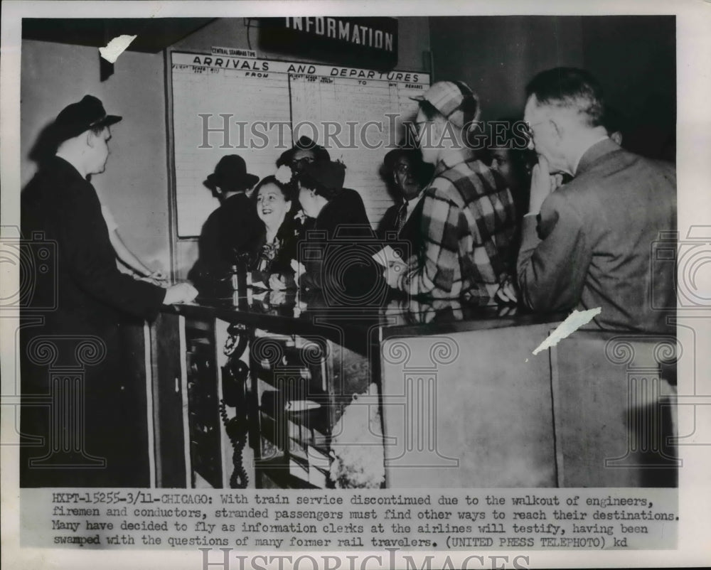 1952 Press Photo Chicago Passengers stranded due to train strike now at airport