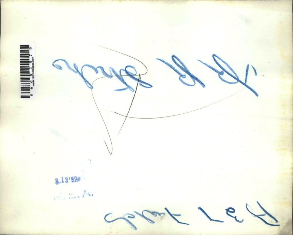 1952 Press Photo Chicago Passengers stranded due to train strike now at airport