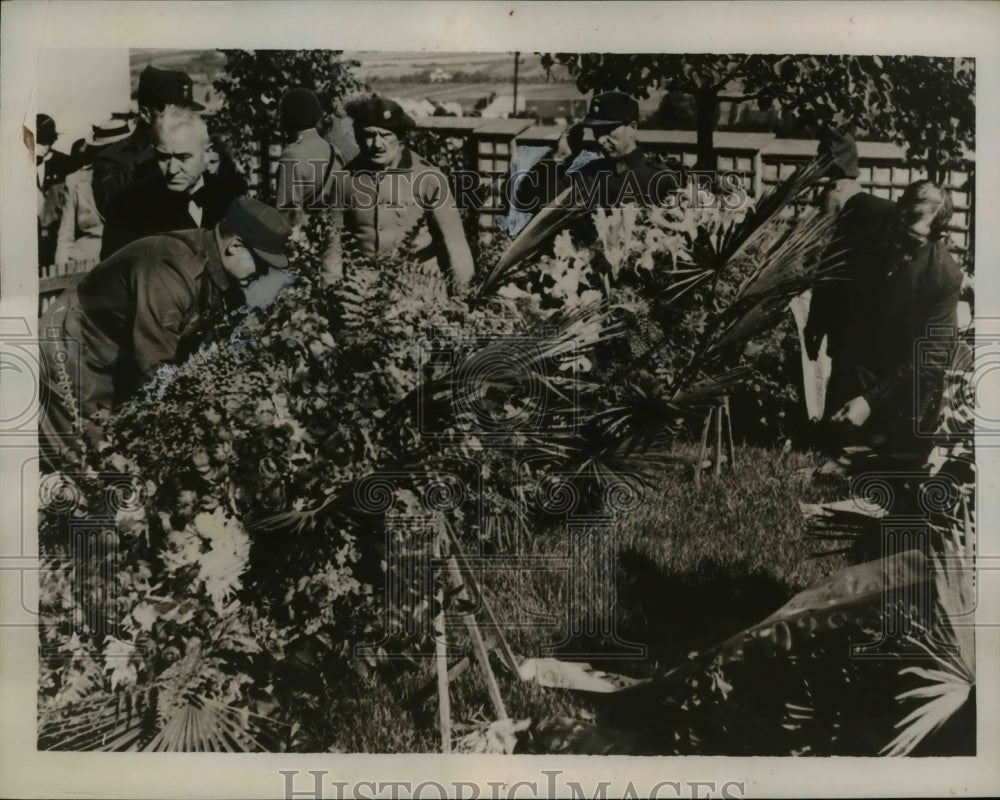 1938 Press Photo Czech Soldiers Place Wreaths on Tomb of Thomas Masaryk, Prague