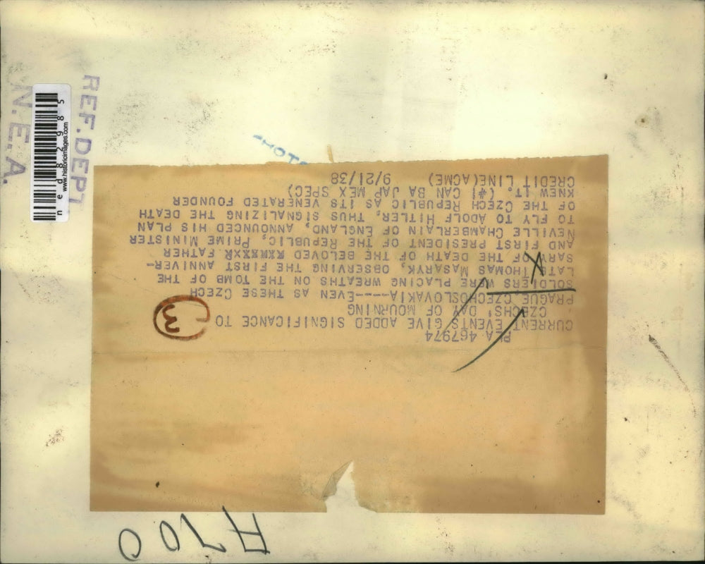 1938 Press Photo Czech Soldiers Place Wreaths on Tomb of Thomas Masaryk, Prague