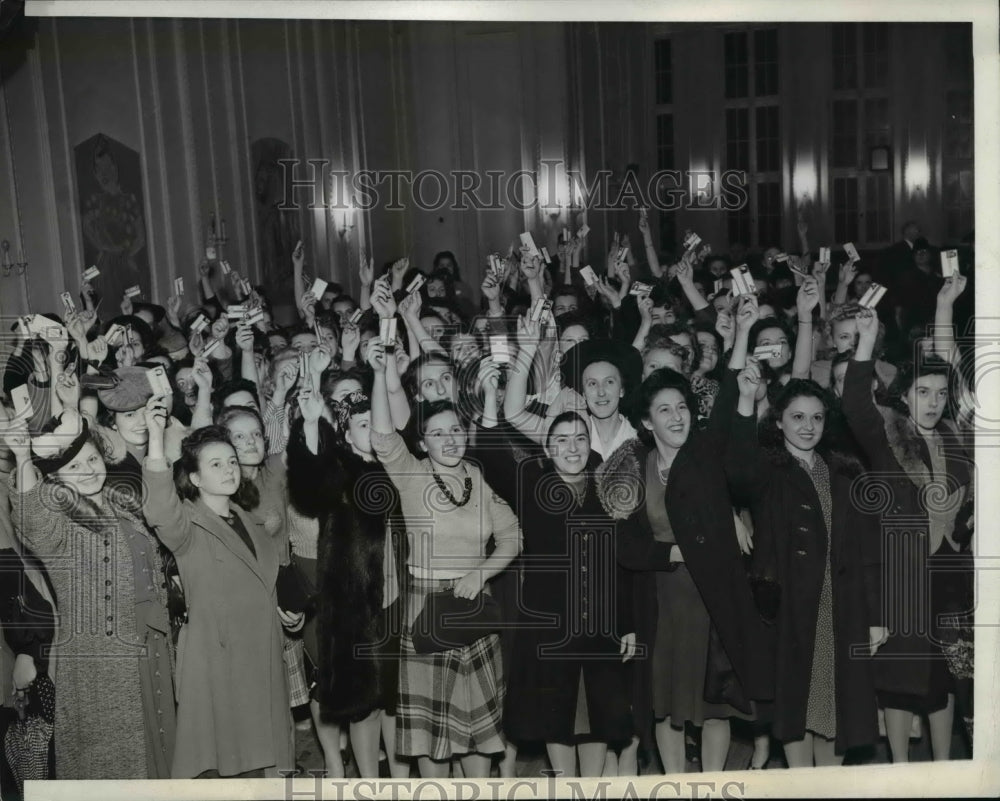 1941 Press Photo Chicago Girls Qualify to Entertain United States Army Soldiers