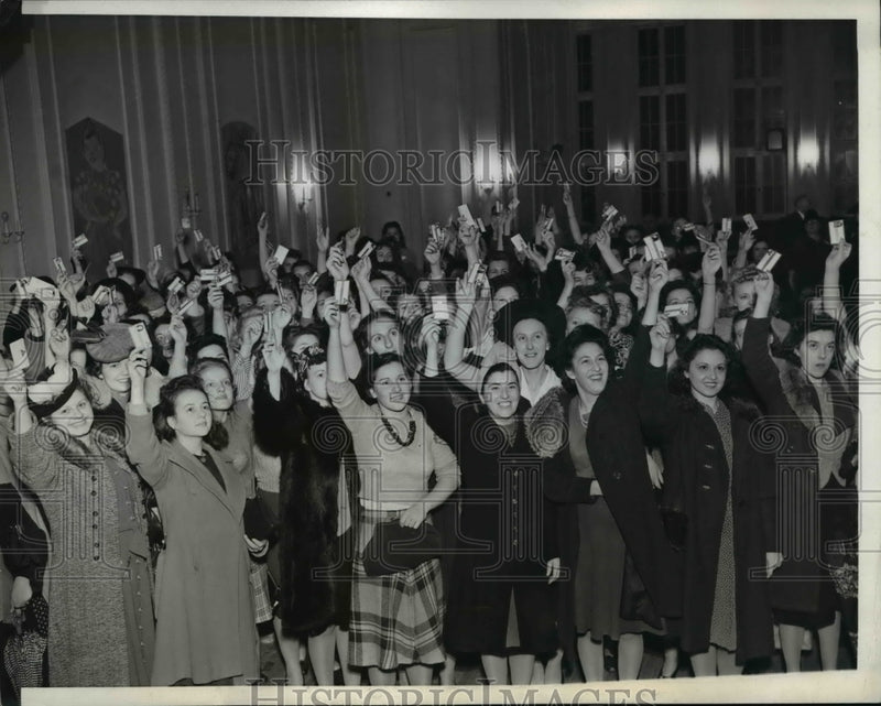 Load image into Gallery viewer, 1941 Press Photo Chicago Girls Qualify to Entertain United States Army Soldiers
