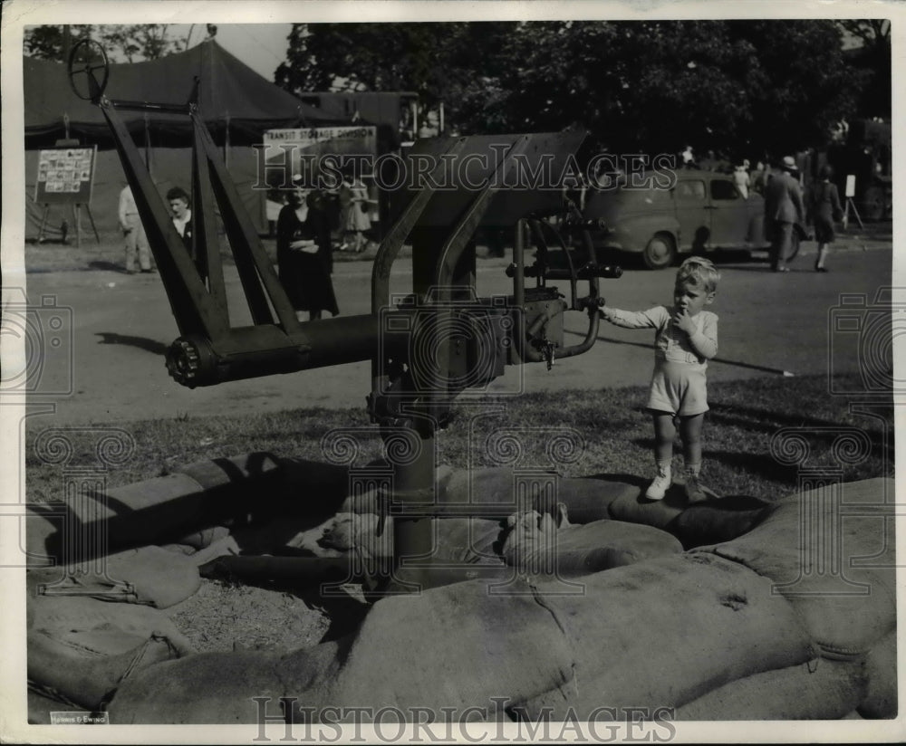 1963 Press Photo Toddler David Duhamel &amp; .50 Caliber Anti-Aircraft Machine Gun- Historic Images