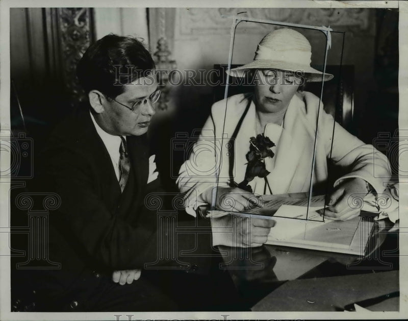 Load image into Gallery viewer, 1933 Press Photo D.A. Emerich B. Freed, Ohio NRA Secretary Mary E. Woods
