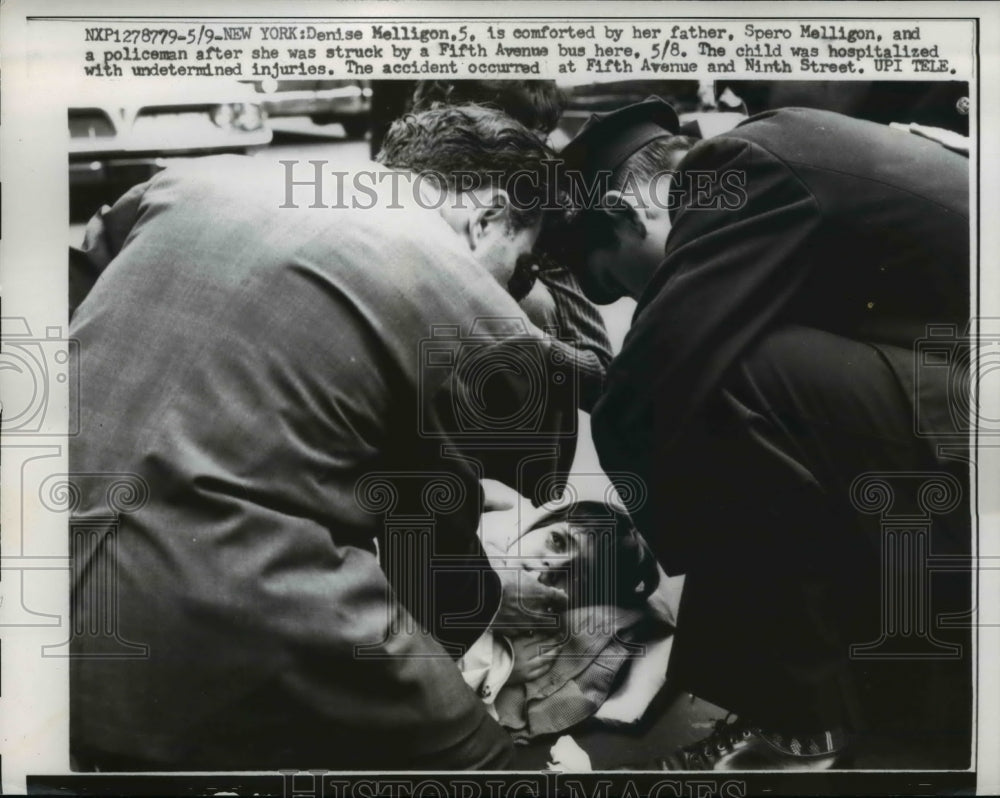 Press Photo New York Denise Melligon is comforted by her father Spero Melligna