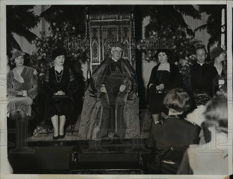 Load image into Gallery viewer, 1933 Press Photo His Eminence, Cardinal Hayes is guest of honor at a reception
