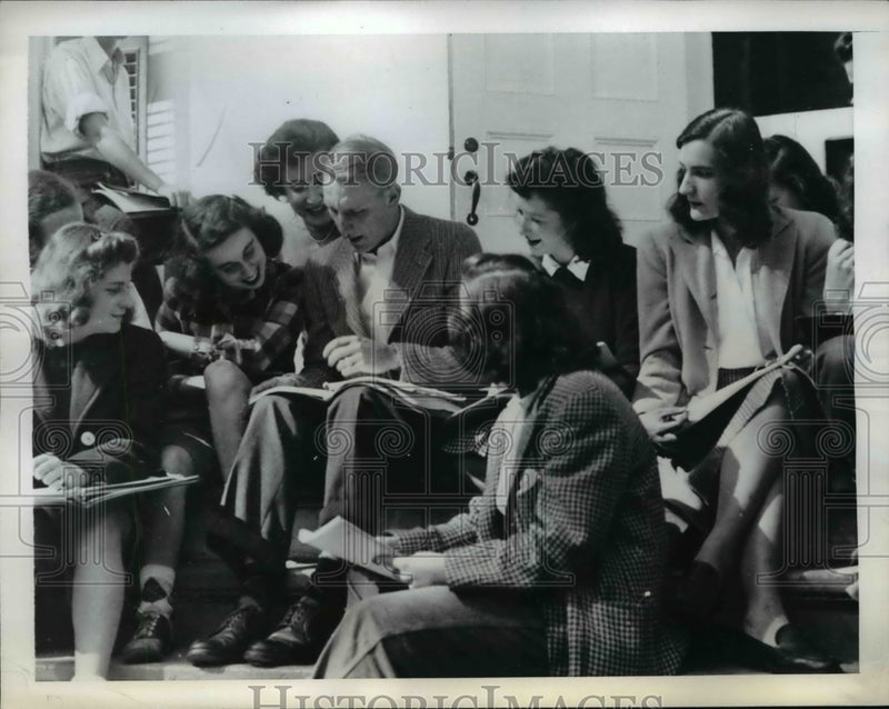 Load image into Gallery viewer, 1945 Press Photo Northampton Mass Smith College has never had a male student in

