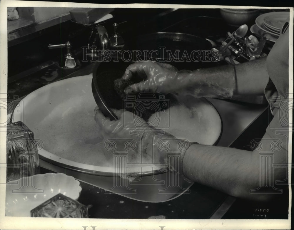 1943 Press Photo Marvinol Gloves by Glenn L. Martin Plastics Research Laboratory