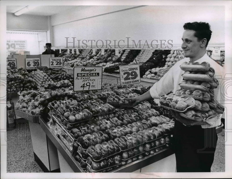 Load image into Gallery viewer, 1954 Press Photo Produce Department Pick And Pay Store Ken Advent
