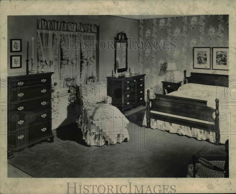 Load image into Gallery viewer, Press Photo Mengel presents the Melrose Solid Mahogany Group

