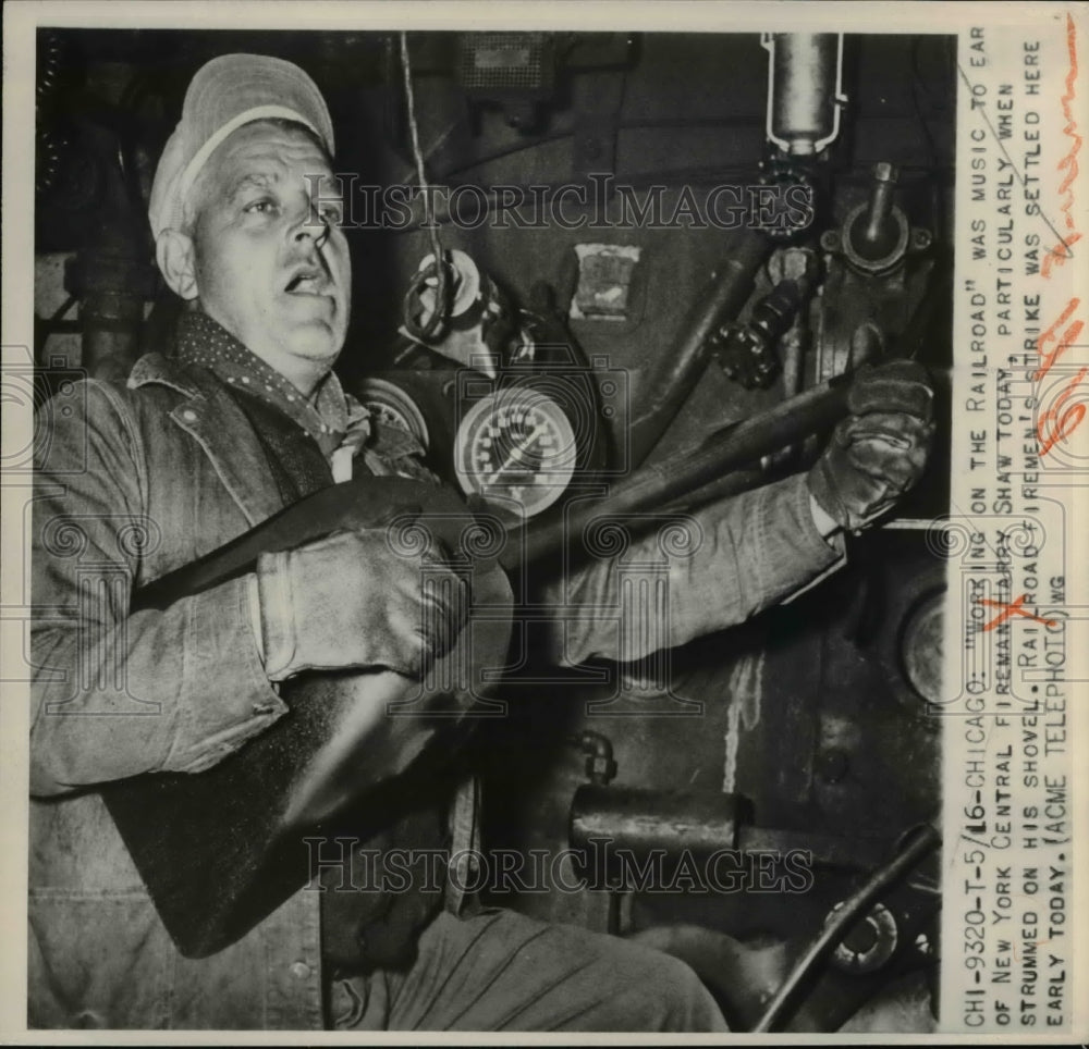 1950 Press Photo New York Fireman Harry Shaw