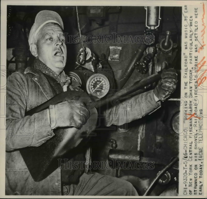 Load image into Gallery viewer, 1950 Press Photo New York Fireman Harry Shaw

