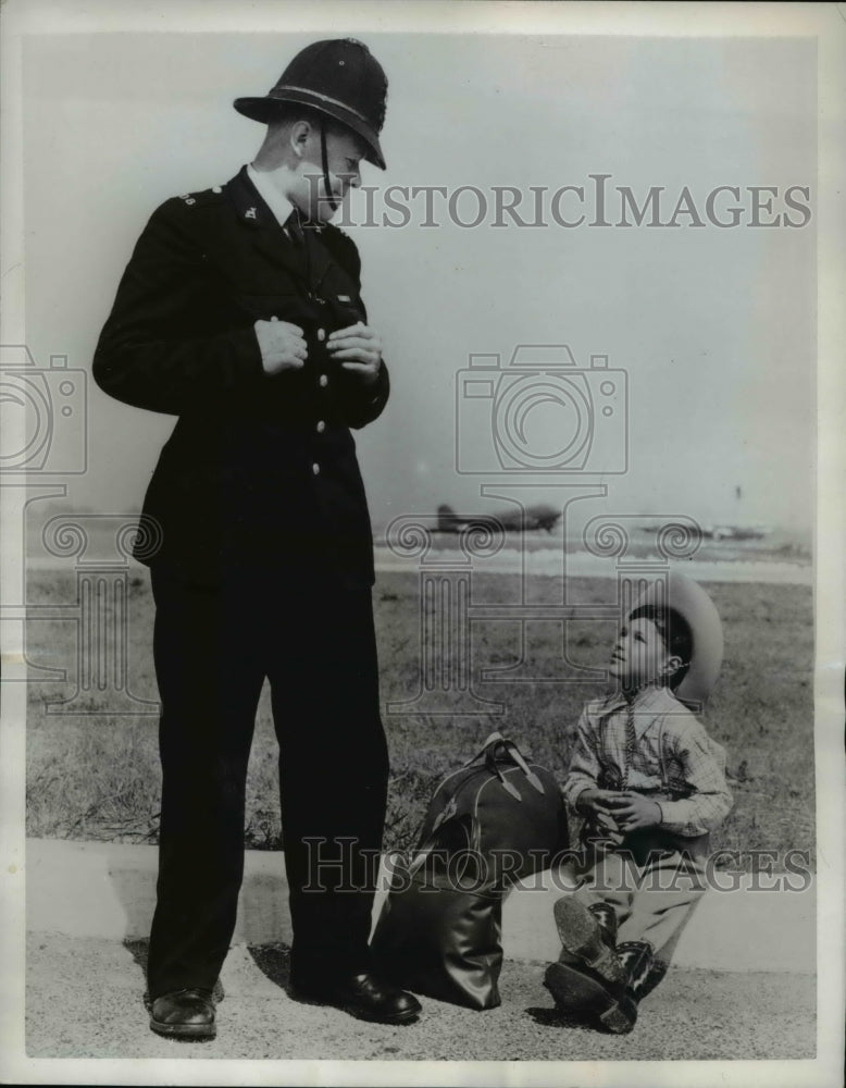 Load image into Gallery viewer, 1950 Press Photo Bovington England Police James Lord &amp; child David Delgado
