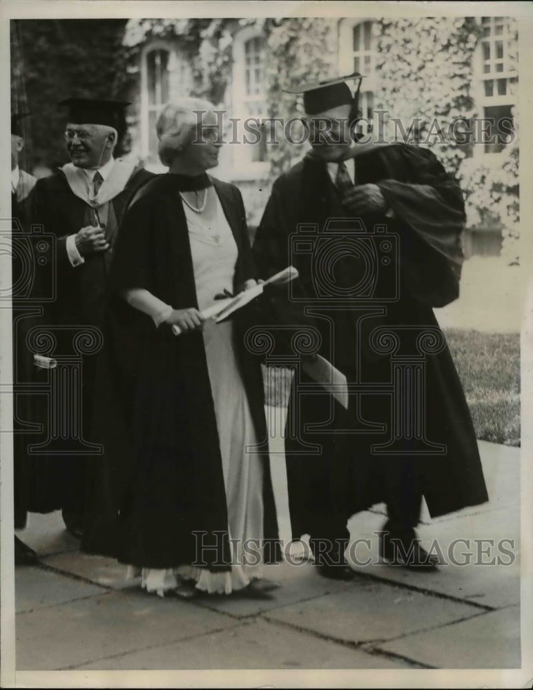 Load image into Gallery viewer, 1933 Press Photo Lady Francis Wylie, Speaker &amp; Frank Aydelotte, President
