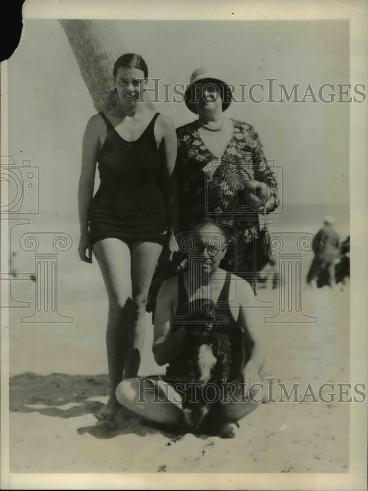 1932 Press Photo Mr. & Mrs. George Wildman & daughter Dorothy with pet dog Rex
