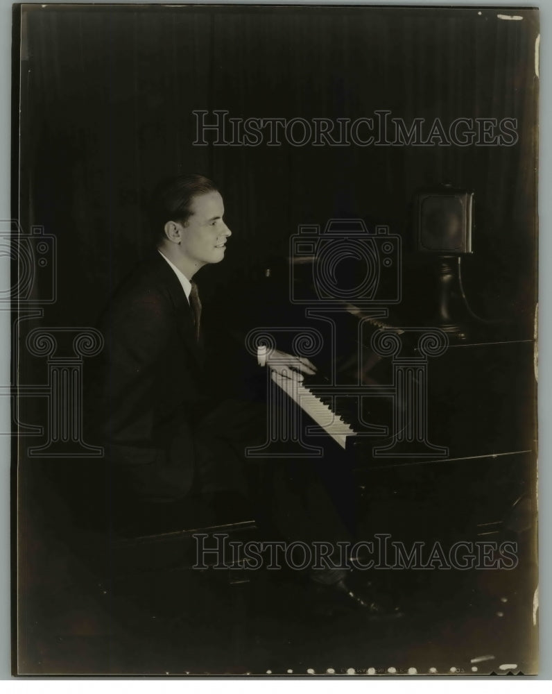 Load image into Gallery viewer, 1930 Press Photo WTICs Charlie Gerard at a piano
