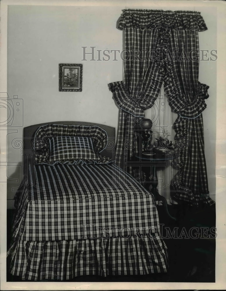 Load image into Gallery viewer, 1951 Press Photo The Craig Staccato plaid ensemble made for any room
