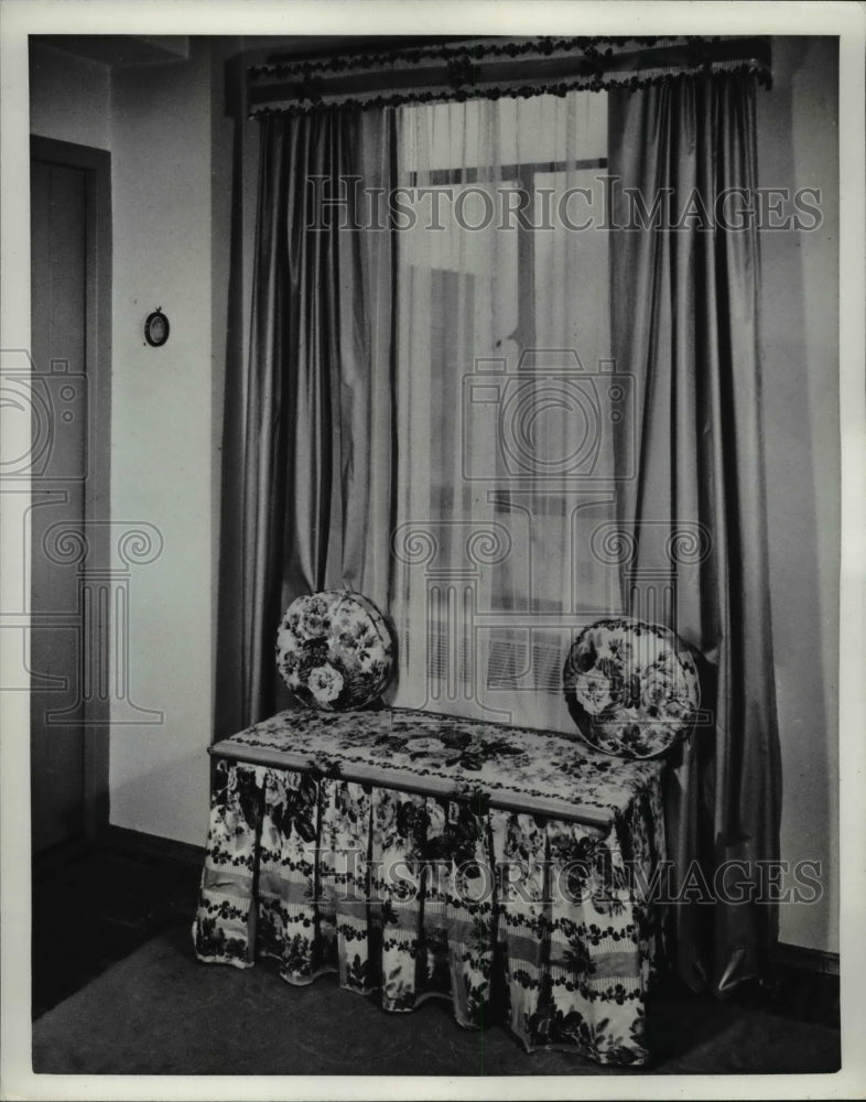 Load image into Gallery viewer, Press Photo The printed fabric tailored for table cloth
