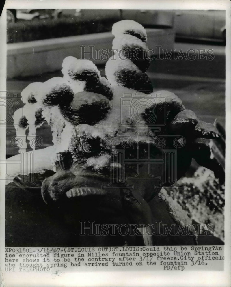 Load image into Gallery viewer, 1967 Press Photo Ice encrusted figure in Milles fountain at St. Louis

