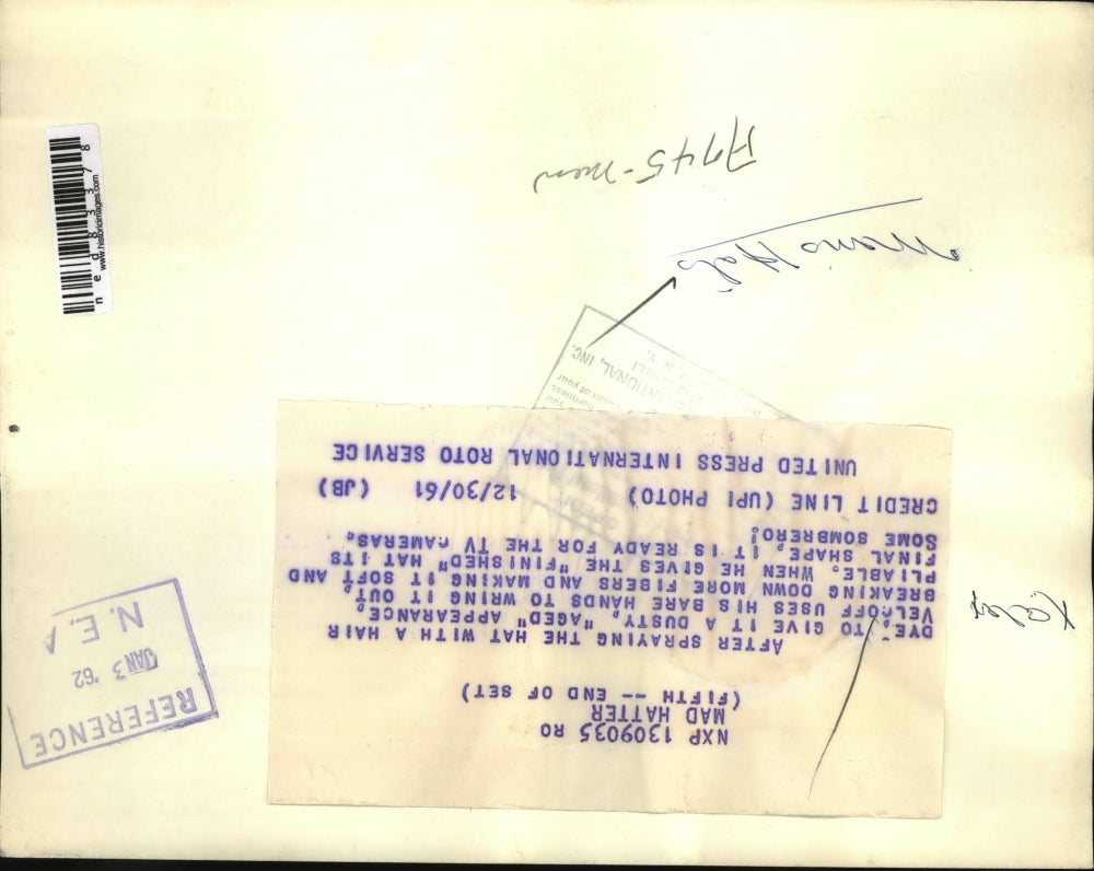 1961 Press Photo Spray a hat with hair dye wring it out ready for TV appearance