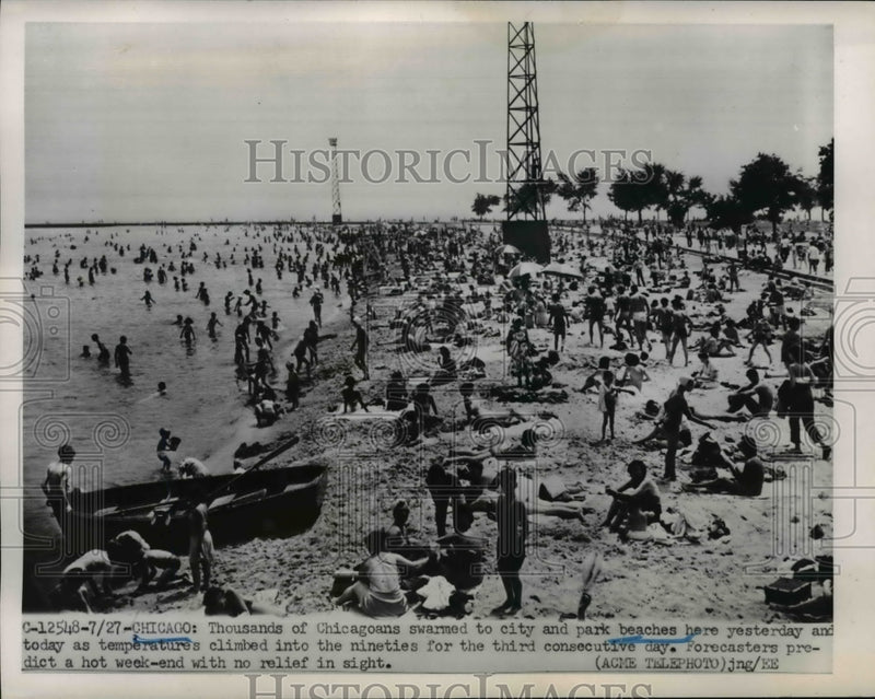 Load image into Gallery viewer, 1951 Press Photo Chicago Crowds of people at beaches as temps reach 90'
