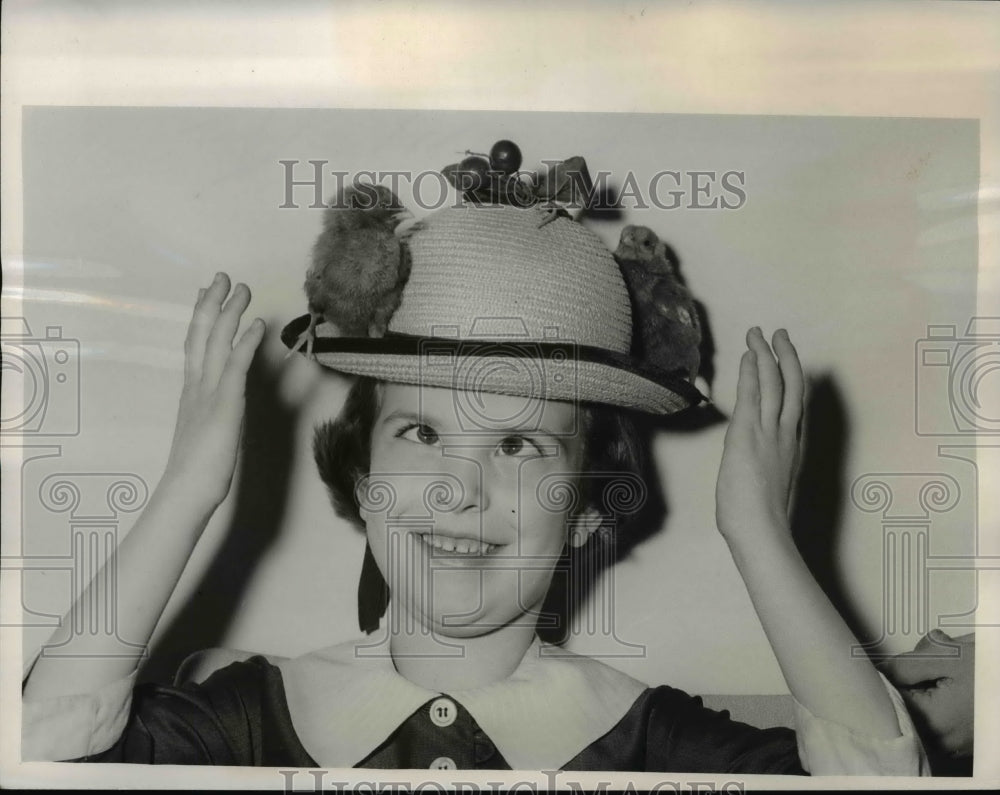 1958 Press Photo Debby Wyatt models hat with baby chicks on it
