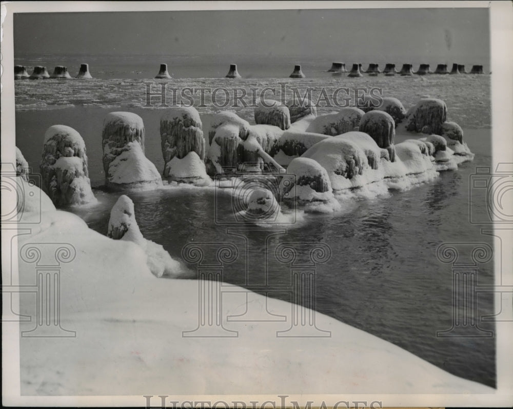 1949 Press Photo Chicago Ill. posts in Lake michigan covered in ice & snow