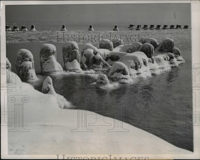 Load image into Gallery viewer, 1949 Press Photo Chicago Ill. posts in Lake michigan covered in ice &amp; snow
