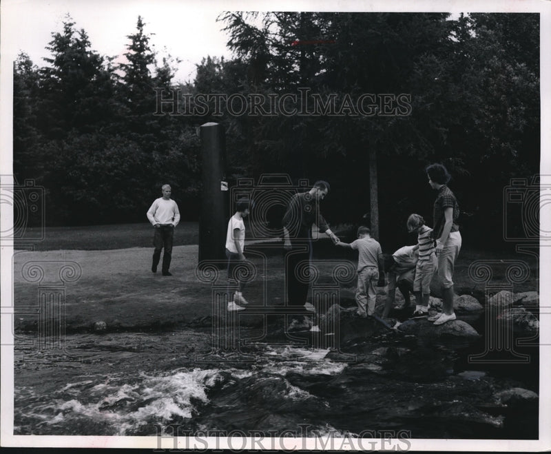 Load image into Gallery viewer, 1967 Press Photo The tourists at the Itasca State Park
