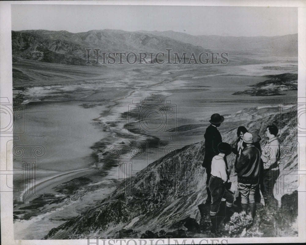 1936 Press Photo Young women standing at Dante's view in Death Valley