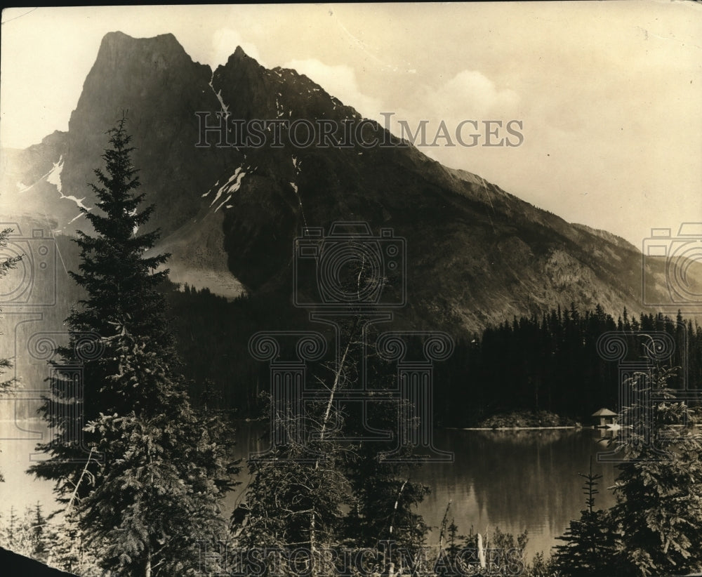 1925 Press Photo Mount Burgess, Emerald Lake at British Columbia