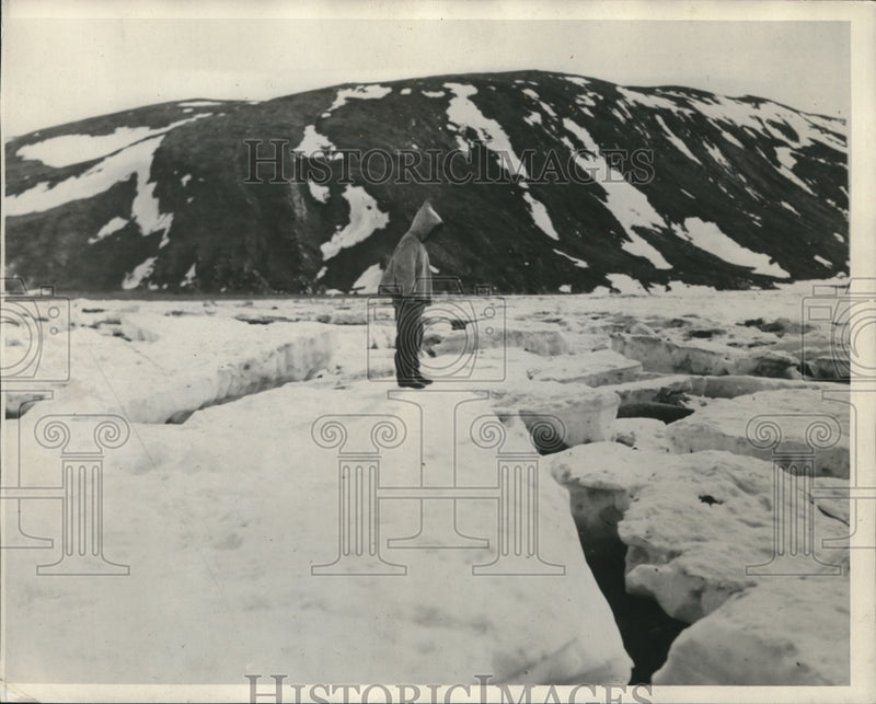 Load image into Gallery viewer, 1930 Press Photo An Eskimo at the Cape Hope's Advance Hudson Straits
