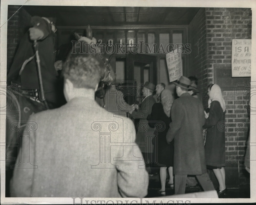 1947 Press Photo Insurance workers gaining entrance to building with police help