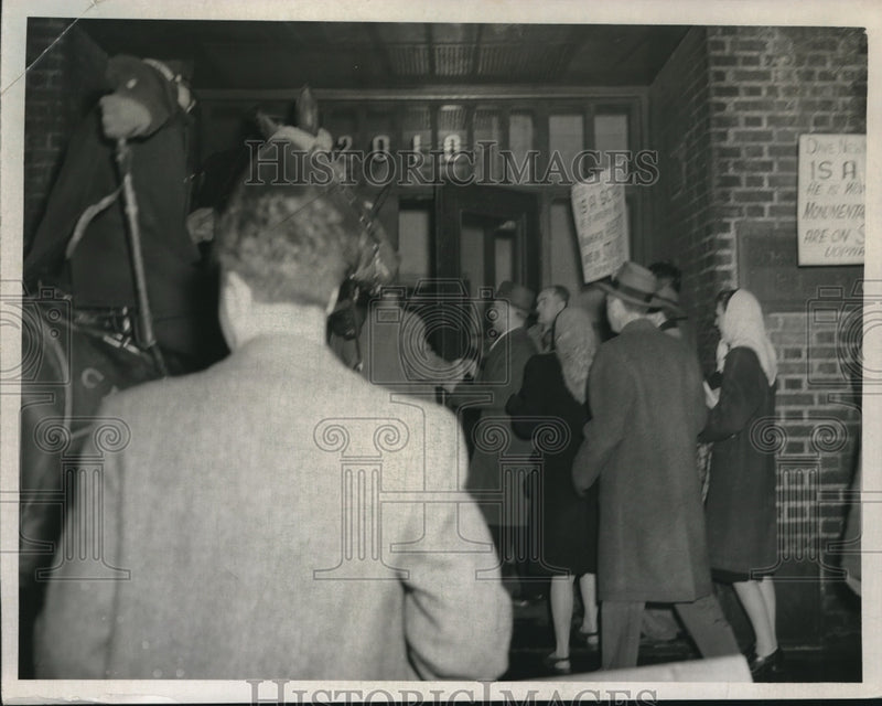 Load image into Gallery viewer, 1947 Press Photo Insurance workers gaining entrance to building with police help
