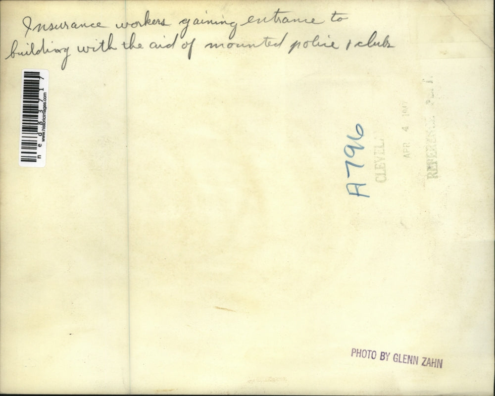 1947 Press Photo Insurance workers gaining entrance to building with police help