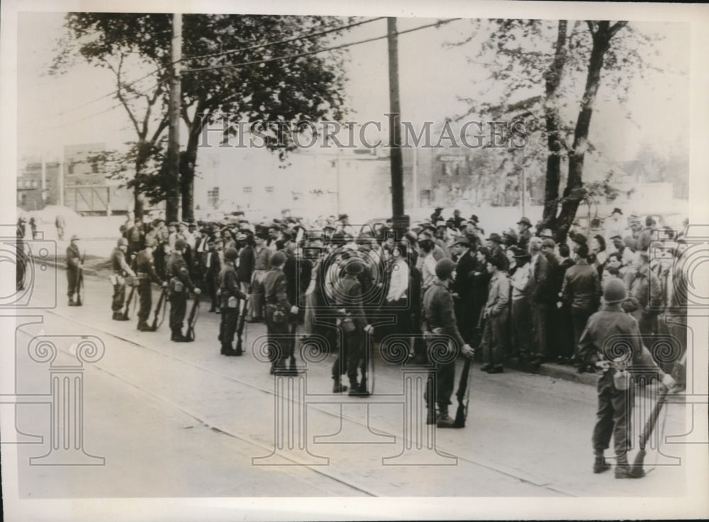 1948 Press Photo Iowa National Guard troops face pickets