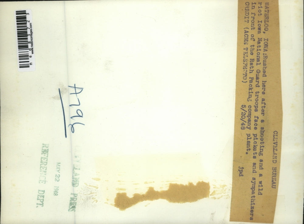 1948 Press Photo Iowa National Guard troops face pickets