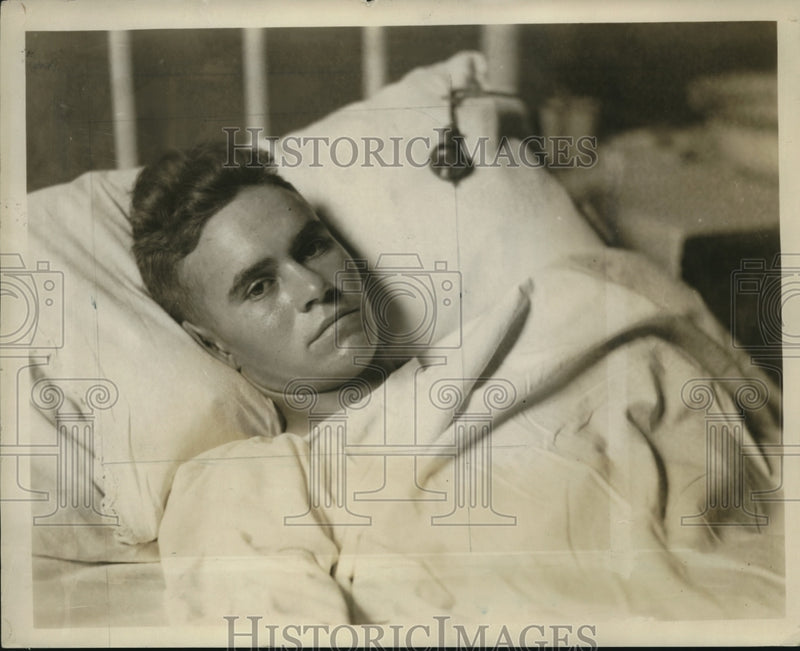 Load image into Gallery viewer, 1928 Press Photo Clarence Smith at the hospital bed
