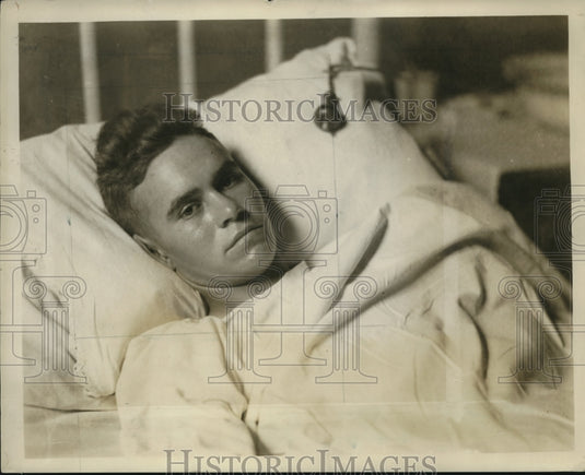 1928 Press Photo Clarence Smith at the hospital bed