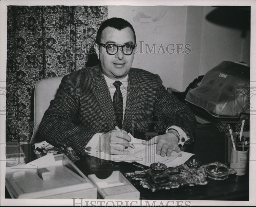 1958 Press Photo Joe Carlton runs a record shop