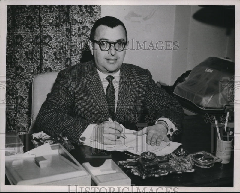 Load image into Gallery viewer, 1958 Press Photo Joe Carlton runs a record shop
