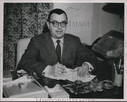 1958 Press Photo Joe Carlton runs a record shop