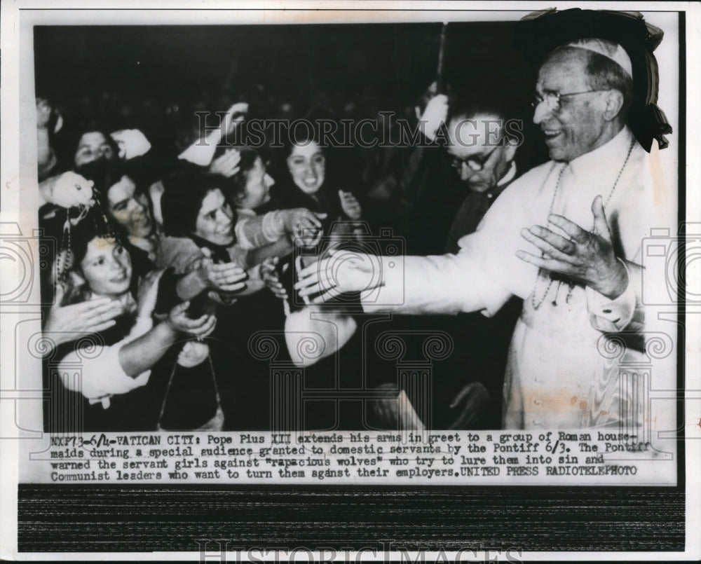 1956 Press Photo Pope Pius XII greet a group of Roman housemaids