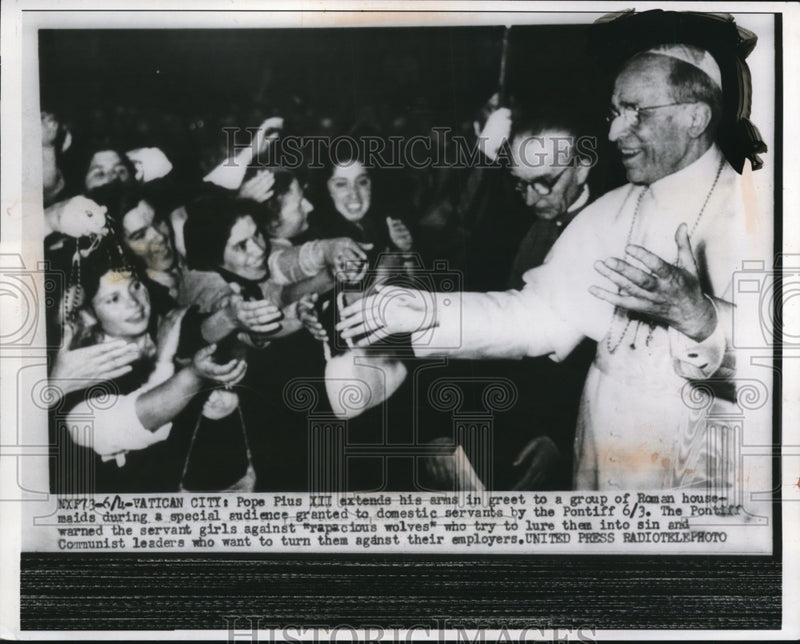 Load image into Gallery viewer, 1956 Press Photo Pope Pius XII greet a group of Roman housemaids
