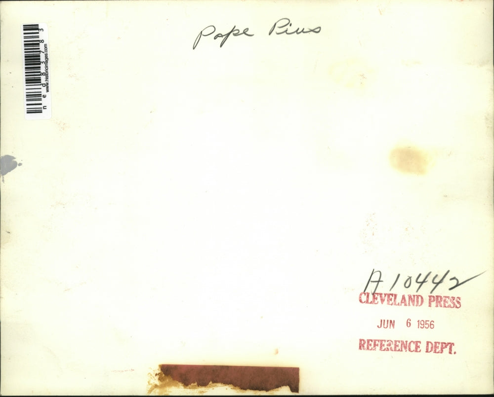 1956 Press Photo Pope Pius XII greet a group of Roman housemaids