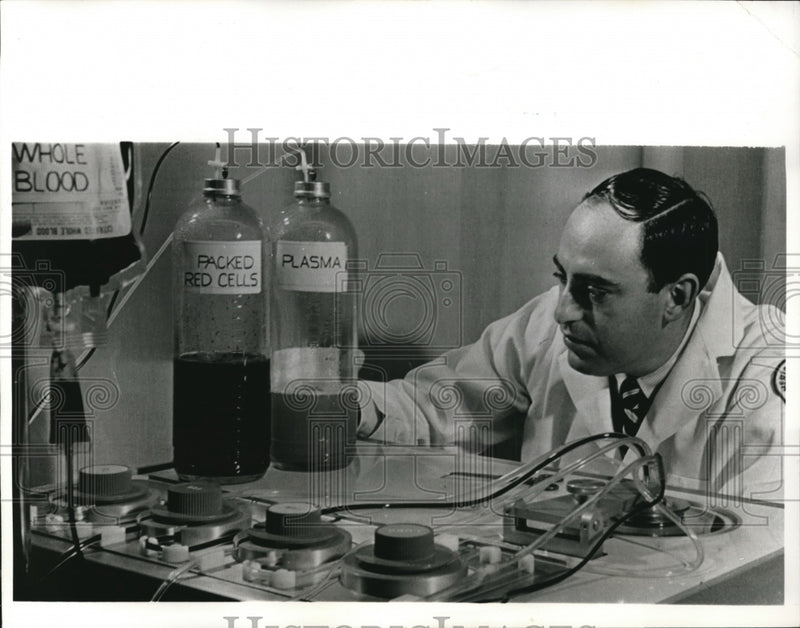 Load image into Gallery viewer, 1966 Press Photo Allan Kliman, director of the Red Cross Blood Program

