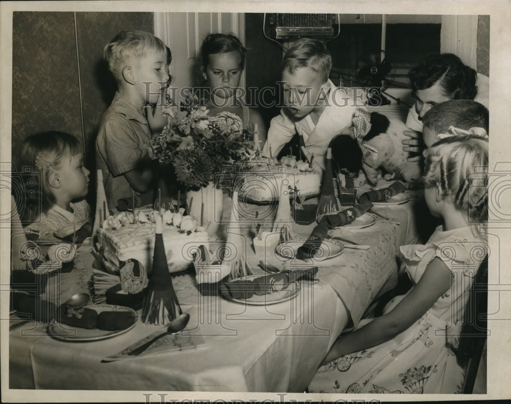 1947 Press Photo Ralph Kreutzer 6th Birthday Party - ned83874
