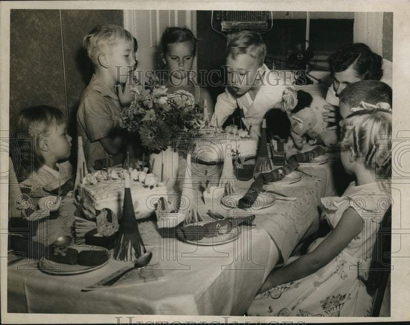 Load image into Gallery viewer, 1947 Press Photo Ralph Kreutzer 6th Birthday Party - ned83874
