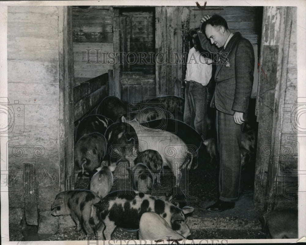 1938 Press Photo Marshal Winfred Phillips evicting Harry Remsen Jr. - ned83901