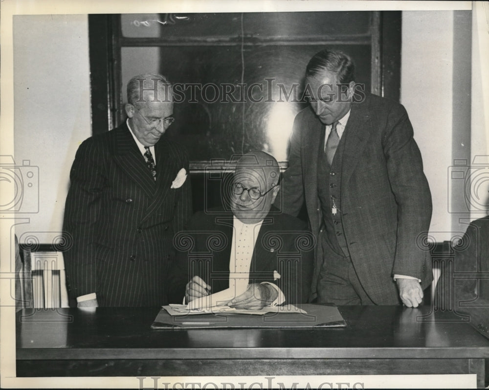 1937 Press Photo Planning Campaign in La Guardia Headquarters